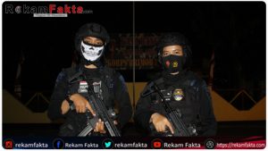 Srikandi Brimob Turun Gunung Ikut Patroli, Masyarakat Gorontalo Gelar Nonton Bareng Live Facebook (21.995 Tayang)
