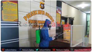 Tim KBR Ilato Brimob Gorontalo Lakukan Penyemprotan Desinfektan di Polsek Kota Selatan – Kota Gorontalo