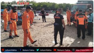 Tim SAR Brimob Gorontalo Turun Menyelam Mencari Korban Tenggelam Di Desa Londoun