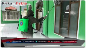 Tim KBR Ilato Brimob Polda Gorontalo Kembali Melakukan Penyemprotan Desinfektan Di Masjid Al Muhajirin Desa Luhu Kabgor