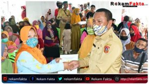 Sekda Ridwan Serahkan Sertifikat Tanah Gratis