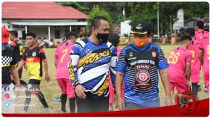 Obati Kerinduan Masyarakat Atinggola, Ridwan Yasin Hadiri Pertandingan Sepak Bola di Atinggola