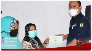 Sekretaris Daerah Gorontalo Utara, Ridwan Yasin Serahkan Sertifikat Tanah