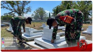 Danyonif 713/Satya Tama Bersama Personil Bersihkan Taman Makam Pahlawan Pentadio