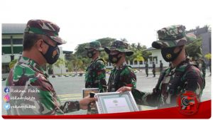Danrem 133/NW Serahkan Piagam Penghargaan Kepada 3 Prajurit Yonif 713/ST Yang Berprestasi Di Bidang Pencak Silat