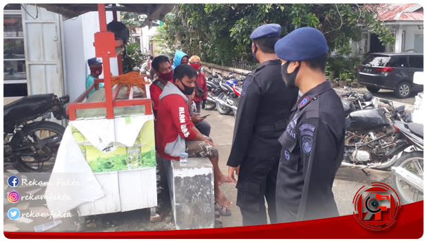 Sambangi Beberapa Tempat Keramaian, Personil SatBrimobda Gorontalo Berikan Himbauan Prokes