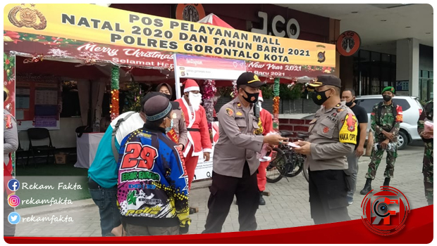 Operasi Lilin 2020, Polres Gorontalo Kota Bagikan Masker dan Sosialisasi Prokes