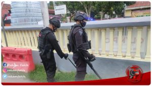 Jelang Malam Misa Natal, Tim Jibom Satbrimob Polda Gorontalo Lakukan Sterilisasi Di Gereja