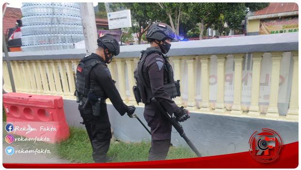 Jelang Malam Misa Natal, Tim Jibom Satbrimob Polda Gorontalo Lakukan Sterilisasi Di Gereja