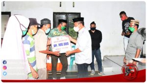 Sekda Ridwan Yasin Serahkan BLT Di Kecamatan Monano