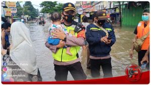 Personel TNI-Polri Dikerahkan Untuk Membantu Korban yang Kebanjiran