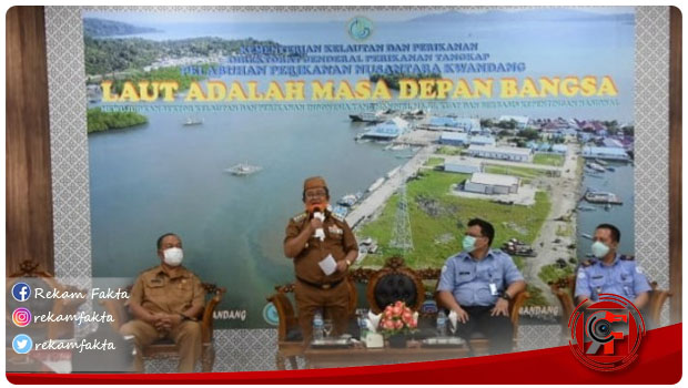 Buka Pelatihan Pembuatan Perahu Fiber, Ini Harapan Bupati Indra Yasin
