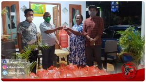 Hais Ayuwa, S.Sos Bagikan Bantuan Makanan Siap Saji Pada Korban Banjir Di Desa Tudi Dan Mokonow