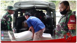 Kodim 1314/Gorut Menyalurkan Bantuan Sembako Kepada Warga Terdampak Banjir Di Kecamatan Tomilito
