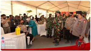 Panglima TNI Dan Kapolri Tinjau Langsung Pelaksanaan Vaksinasi Prajurit TNI-POLRI Di Polda Kepulauan Riau