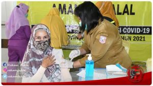 Ketua Persit Koorcab Rem 133/NW Didampingi Sang Suami Melaksanakan Vaksinasi