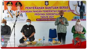 Sekda Boalemo Dampingi Wagub Gorontalo Serahkan Bantuan Ke Warga Yang Terdampak Banjir Di Boalemo
