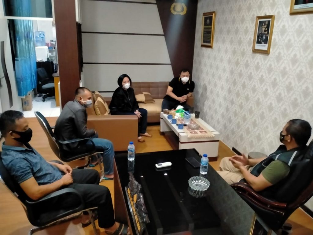 Petugas Pos Pam Lakukan Tindakan Tegas Terhadap Pemudik Yang Memaksa Masuk Dan Menerobos Perbatasan Bone