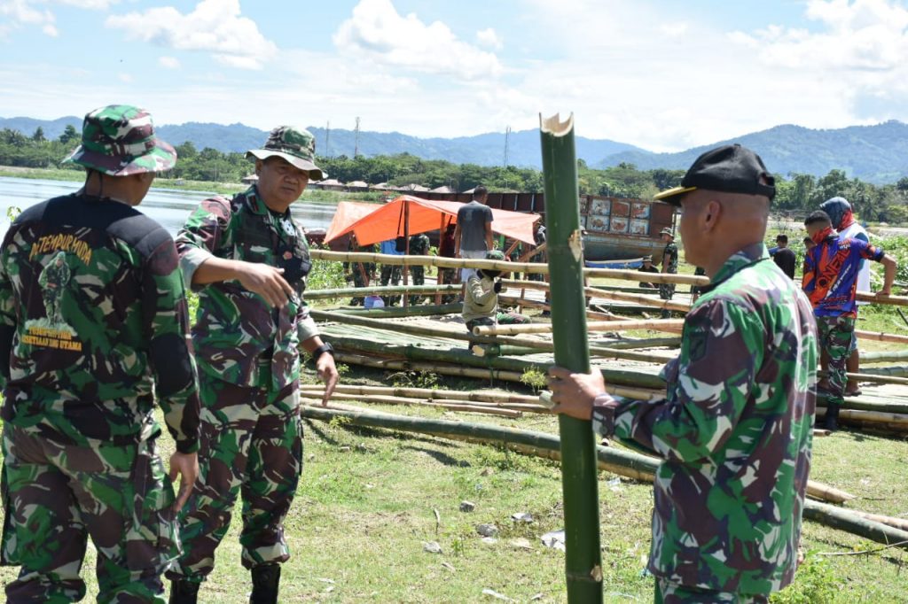 Danrem 133/NW Tinjau Langsung Pembuatan Rakit Untuk Mendukung Proyek Danau Limboto