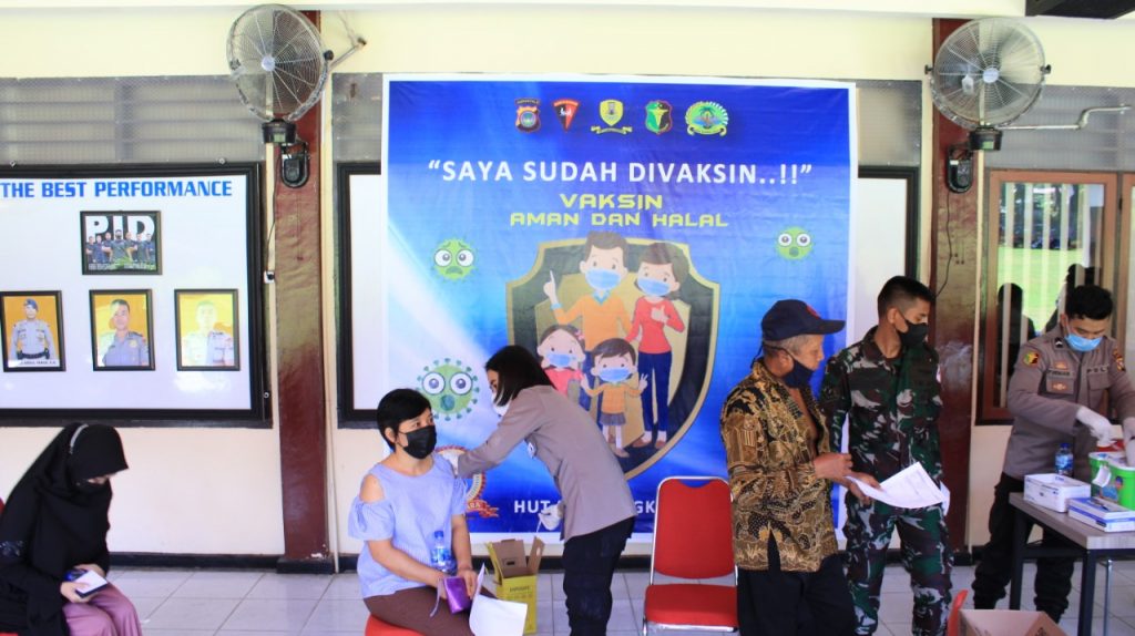 Dapat Respon Positif, Satuan Brimob Polda Gorontalo Gelar Vaksinasi Gratis Kepada Masyarakat Sampai Sore Hari