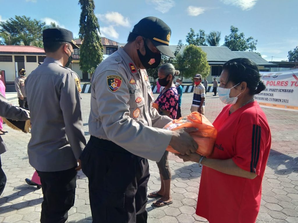 Memperingati Hut  Bhayangkara ke-75,  Polres Tual Peduli Covid -19  Berikan Bansos Pada Masyarakat