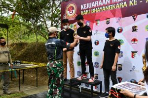Danrem 133/NW Serahkan Piala Kepada Para Juara Lomba Menembak Dalam Rangka HUT Bhayangkara