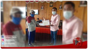 Kepala Desa Torosiaje Uten Sairullah Serahkan BLT, Ini Pesannya Kepada Warga