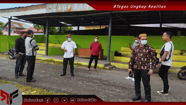 Wakil Ketua DPRD Kabgor Roman Nasaru, SE., MM Dan Eman Mangopa, SE Bersama Perwakilan Pemuda Telaga Biru Fahmi Nasir Bamazak Saat Meninjau Rencana Pelebaran Jalan