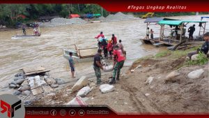 TMMD Ke-112 Kodim 1304 Gorontalo Menyelamatkan Rakit Yang Hanyut Di Perairan Sungai Bone