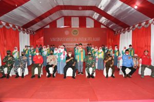 Disaksikan Presiden Jokowi, Danrem 133/NW Hadiri Pelaksanaan Vaksinasi COVID-19 Secara Massal Untuk Pelajar