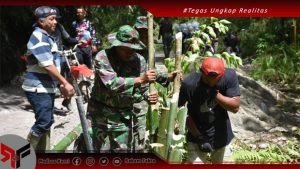 Satgas TMMD Ke-112 Kodim 1304/Gorontalo Bersama Warga Dirikan Penahan Jalan di Desa Tulabolo