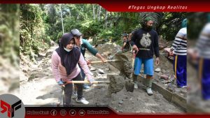 Turut Ambil Bagian, Ibu-Ibu Desa Tulabolo Kembali Bantu TNI Dalam Sasaran Fisik TMMD Ke-112 Kodim 1304/Gorontalo