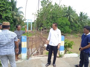 Kunjungi Jembatan Gantung Yang Viral Di Tibawa, Rustam Akili Sampaikan Amanat Rachmat Gobel