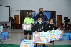 Brigjen Amrin Ibrahim Serahkan Piala Dan Bonus Pada Penutupan Turnamen Kejuaraan Bulutangkis Danrem 133/NW CUP 2021