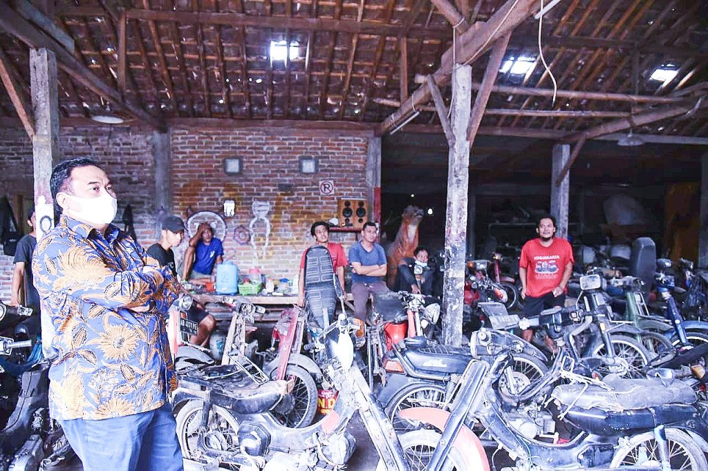 Dukung Usaha UMKM, Rachmat Gobel Beli 6 Unit Replika Robot Dari Pengrajin Barang Bekas Di Yogyakarta