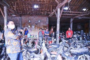 Dukung Usaha UMKM, Rachmat Gobel Beli 6 Unit Replika Robot Dari Pengrajin Barang Bekas Di Yogyakarta