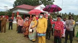 Kunjungan Kerja Bupati Anas di Kecamatan Botumoito Disambut Adat Mopotilolo