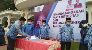 Anas Saksikan Penandatanganan Fakta Integritas Dan Perjanjian Kinerja