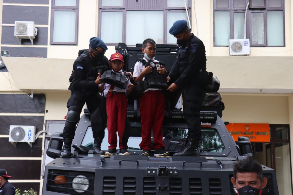 Kendaraan Taktis Polda Gorontalo Jadi Perhatian Anak-Anak Usai Mengikuti Vaksinasi