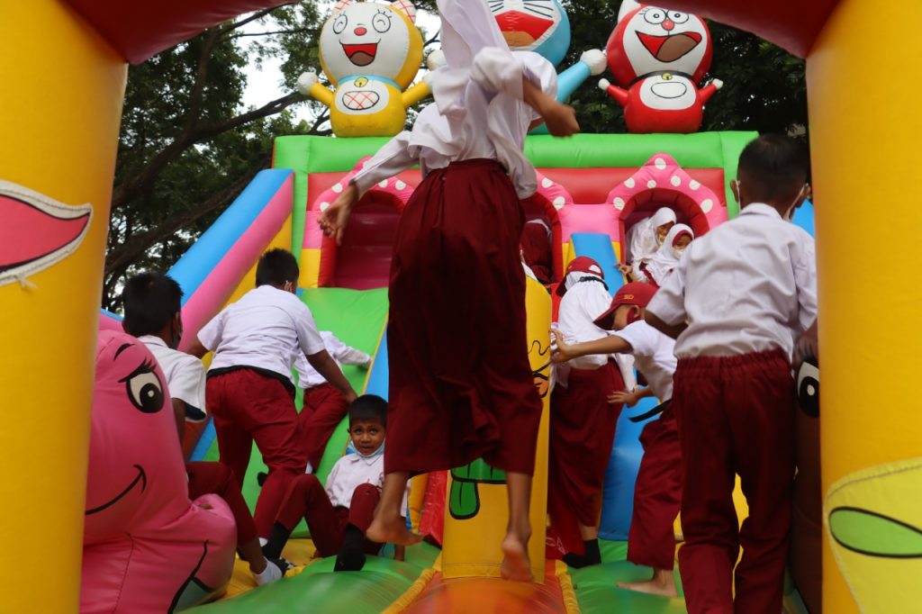 Polda Gorontalo Sediakan Wahana Permainan dan Badut Karakter Untuk Menarik Minat Anak Ikuti Vaksinasi