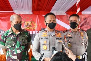 Danrem 133/NW Mendampingi Kakorlantas Polri Tinjau Vaksinasi Massal Serentak Se-Indonesia Di Halaman Masjid Baiturrahman Limboto