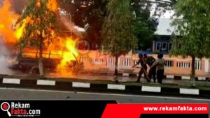 Sigap, Dua Personel Lanud Dumatubun Padamkan Kebakaran Mobil