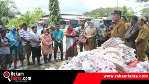 Bupati Anas Serahkan Bantuan Alakadarnya Kepada Korban Angin Puting Beliung di Wonosari