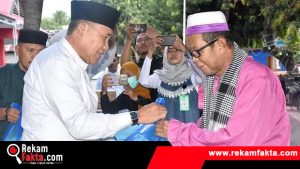 Safari Ramadan di Paguyaman Pantai, Bupati Anas dan Camat Serahkan Bantuan Ramadan Kepada Warga