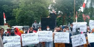 Diduga Korupsi Dana Desa, Mantan Kades Buntulia Barat di Demo