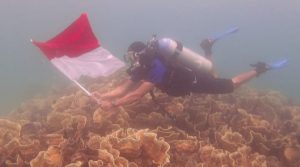 Jelang 17 Agustus 2022, BDC Gelar Pengibaran Bendera Merah Putih di Bawah Laut