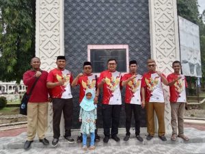 Momen HUT RI ke-77, Pemuda Muhammadiyah Boalemo Berbagi 1.000 Bendera Merah Putih