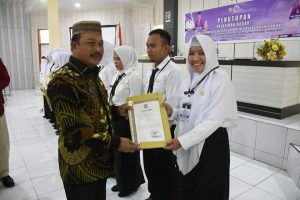 Sekda Boalemo Serahkan Piagam Penghargaan Kepada Peserta Terbaik Pelatihan Dasar CPNS