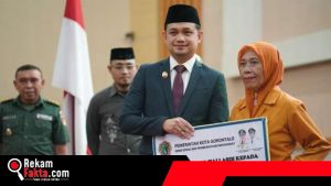 Ryan Kono Serahkan Bantuan Sosial Kepada Keluarga Perintis Kemerdekaan di Peringatan Hari Pahlawan