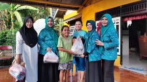 TP PKK Boalemo Salurkan Bansos Untuk Warga Terdampak Banjir
